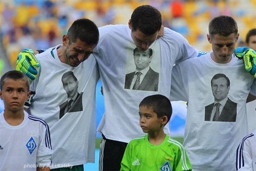 Футболисты Ворсклы в футболках с портретом Бабаева