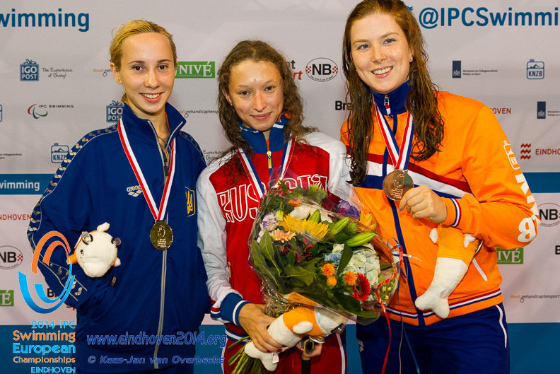 Оксана Хруль (ліворуч) завоювала в Ейндховені 4 медалі