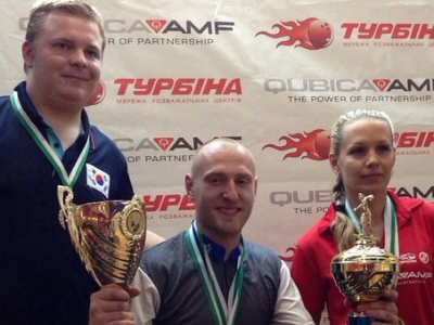 Владислав Яловега (срібний призер), Микола Радлинський (чемпіон) і Катерина Ковальчук (бронзова призерка) в абсолютному заліку.