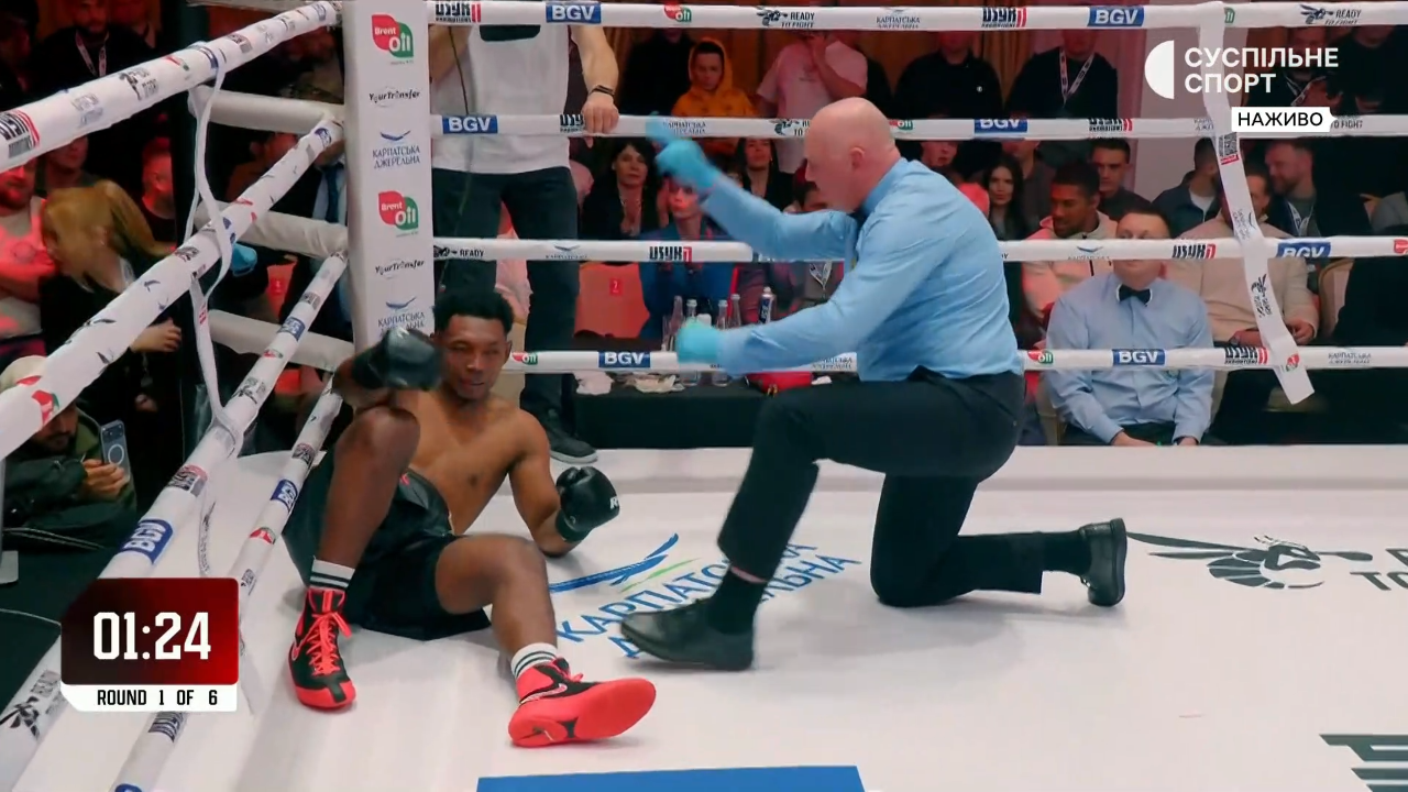 Нокаутував суперника у першому раунді: Олександр Хижняк дебютував у професійному боксі