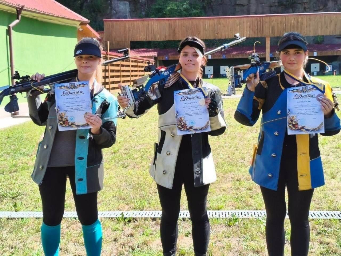 Юні спортсменки з Горішніх Плавнів здобули три комплекти нагород на ЧУ з кульової стрільби