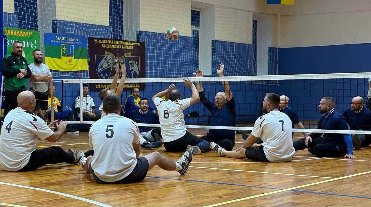У Полтаві визначили чемпіона області з волейболу сидячи